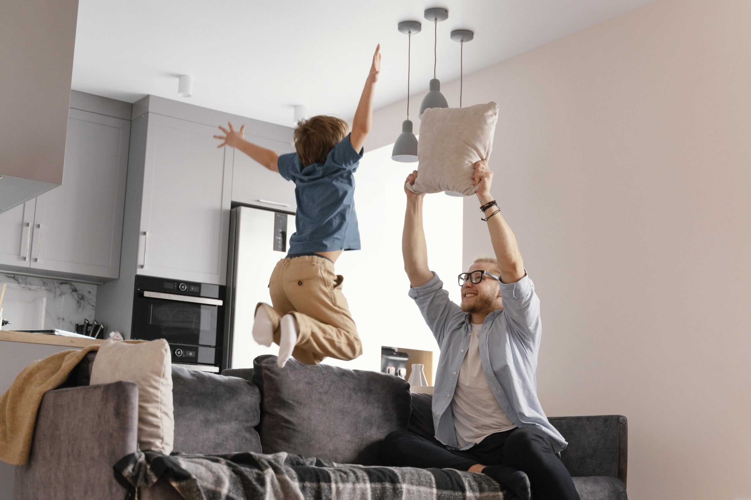 pai-de-tiro-medio-e-filho-se-divertindo